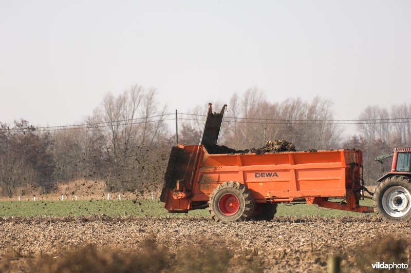 Mestkar rijdt uit